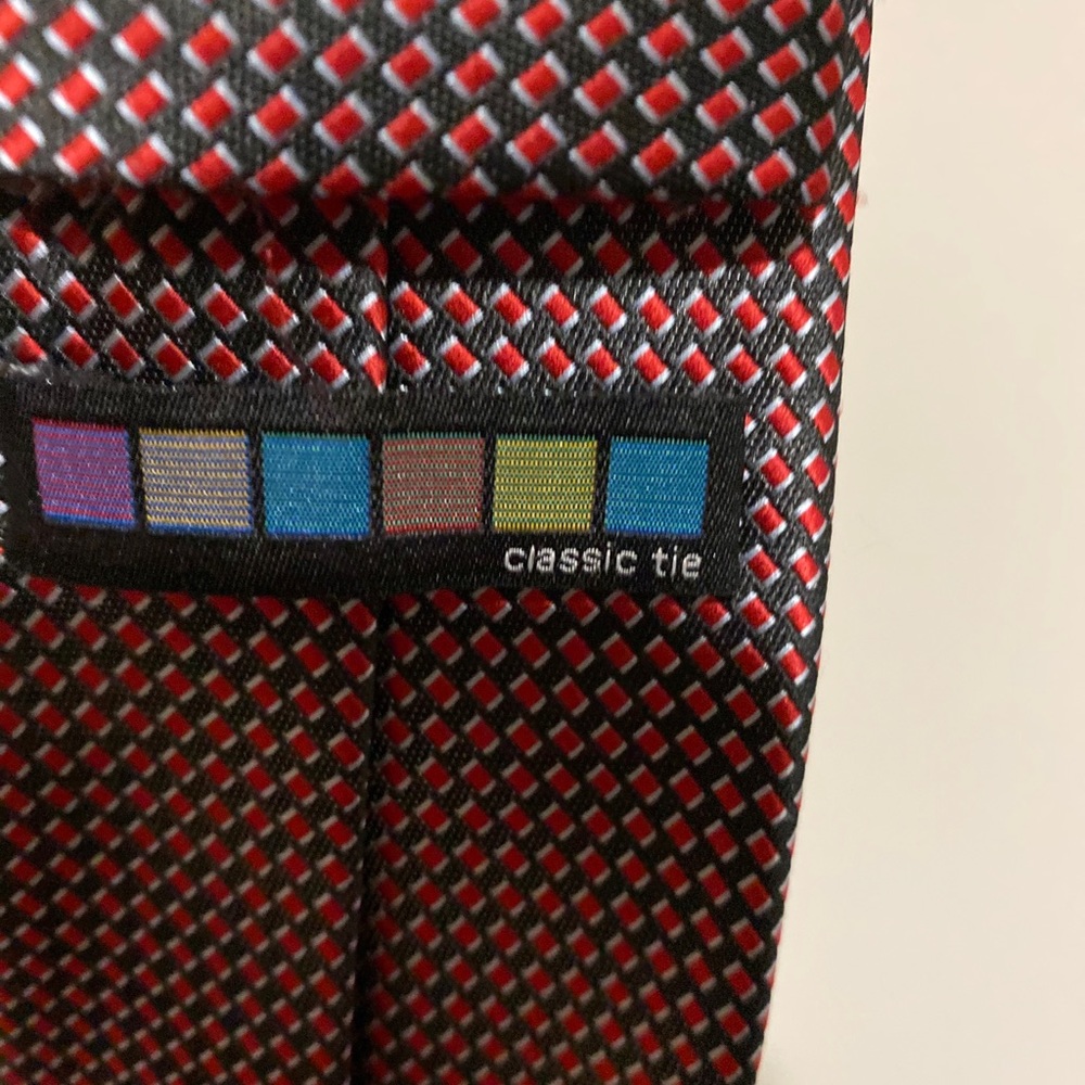 Red patterned tie - Picture 4 of 5